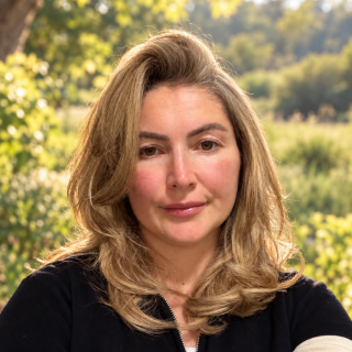 Esra Özderya Uyar im Grünen