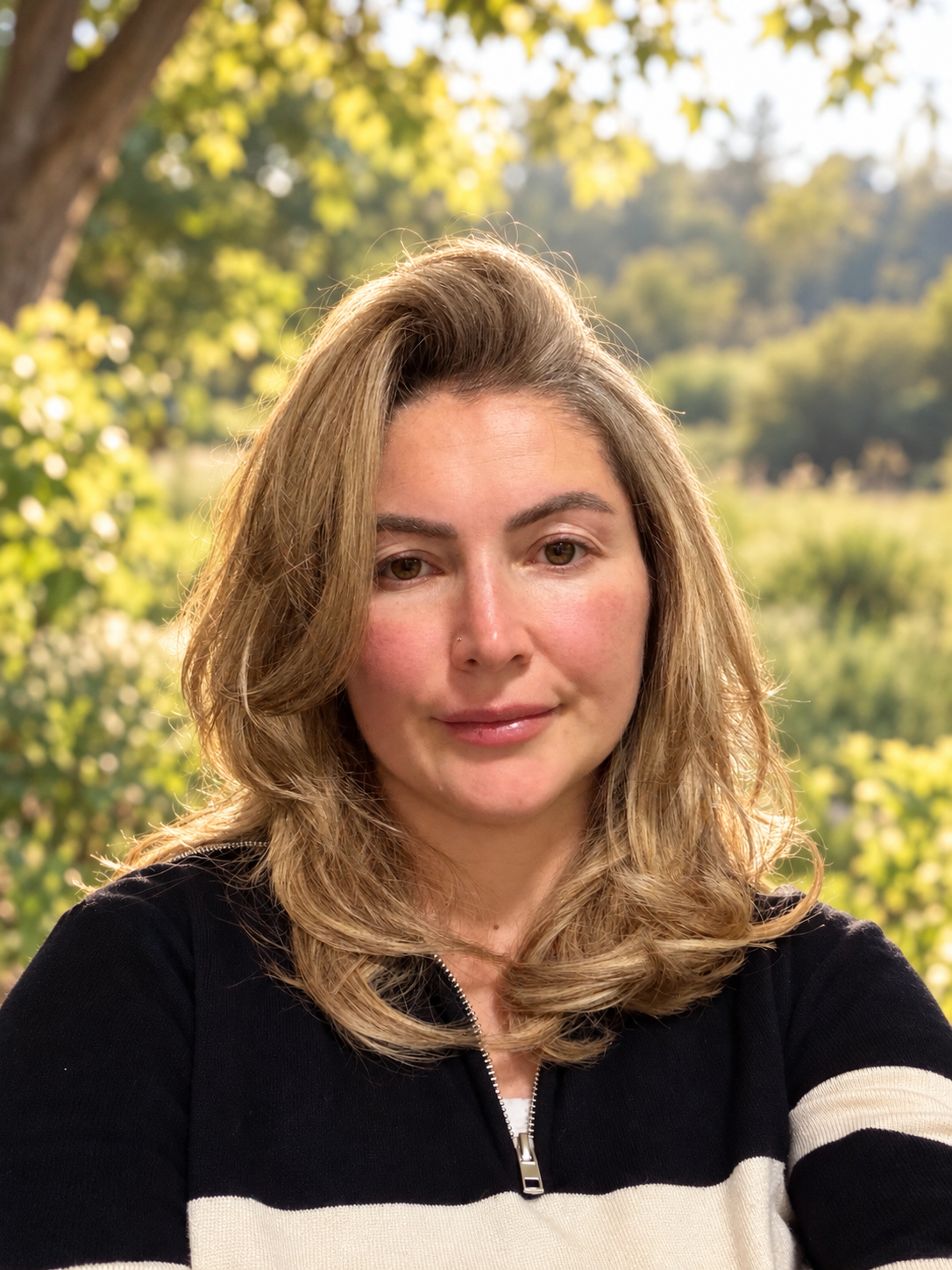 Esra Özderya Uyar im Grünen